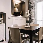 Flavia Petite Maison {Close To The Centre}